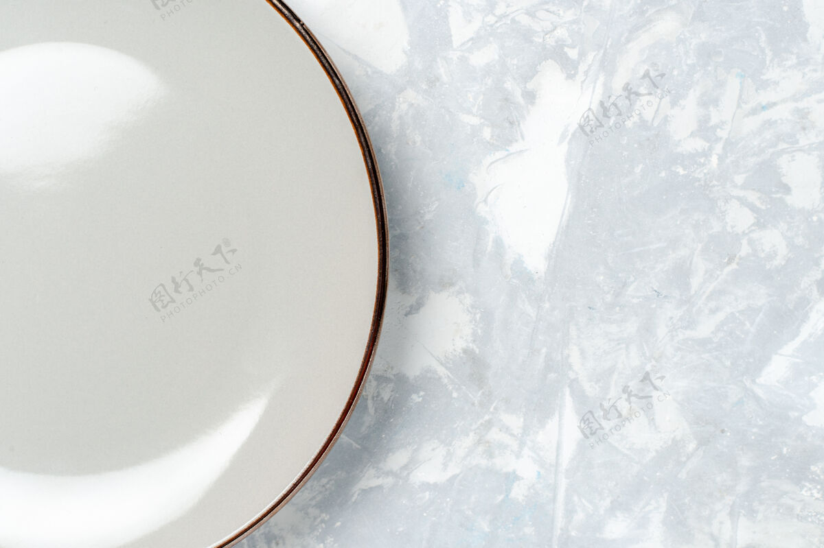 水晶顶部近距离观察白色墙板上的空圆形盘子厨房食物照片餐具颜色冰冻视图固体