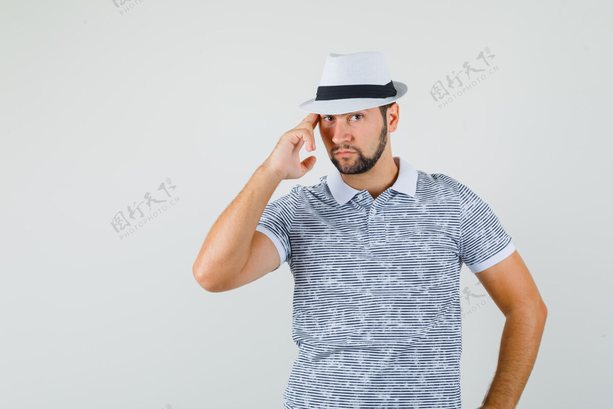 年轻年轻人穿着条纹t恤 戴着帽子 看起来很有男子气概时尚表情帽子