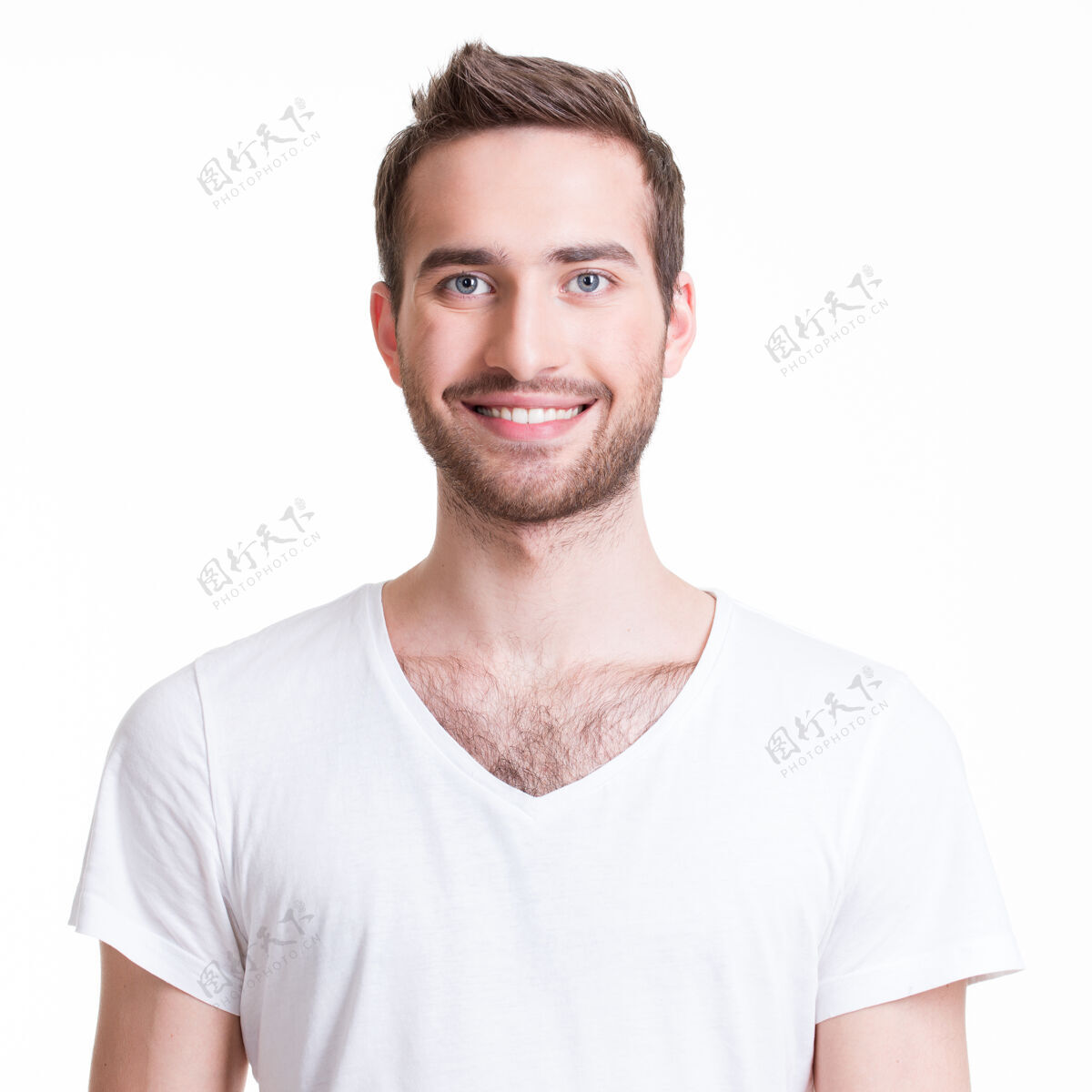 男微笑快乐的年轻人的肖像-孤立在白色男T恤衬衫
