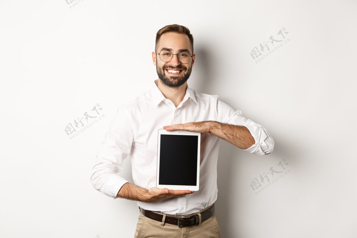 应用程序微笑的经理在数字平板电脑屏幕上展示东西 演示网站 站着员工企业家胡须