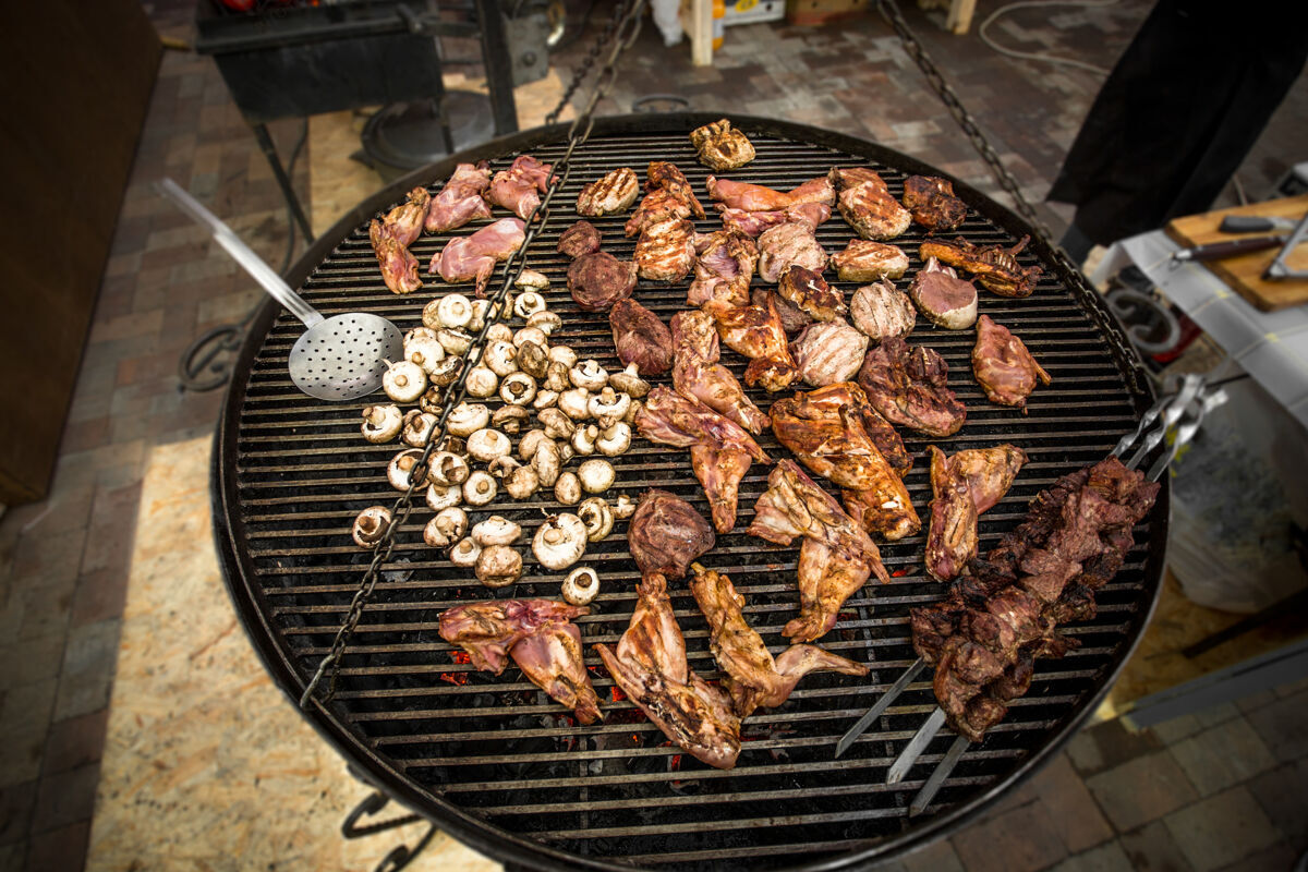 肉在户外厨房烧烤时 从顶部观看正在烹饪的肉和蘑菇切片休息野营