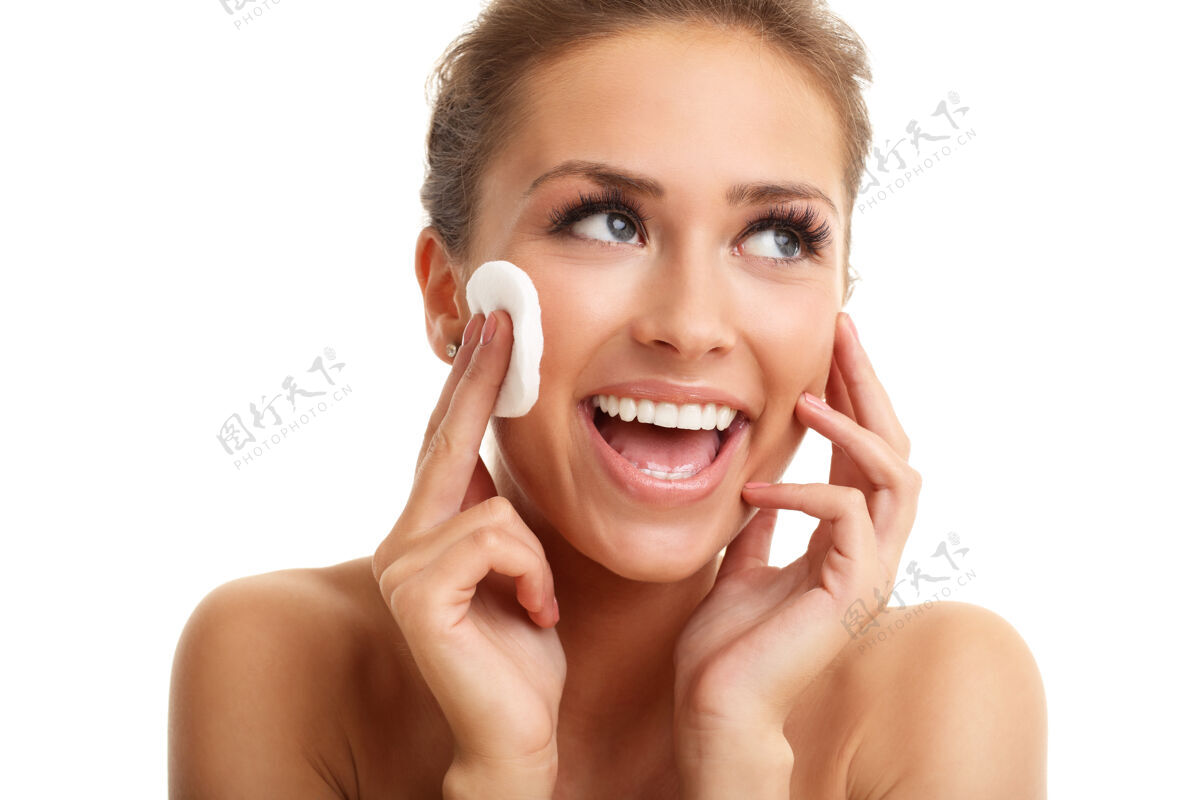 卸妆成年女子对着镜头微笑 在白色的隔离背景下使用化妆棉皮肤护理柔软清洁