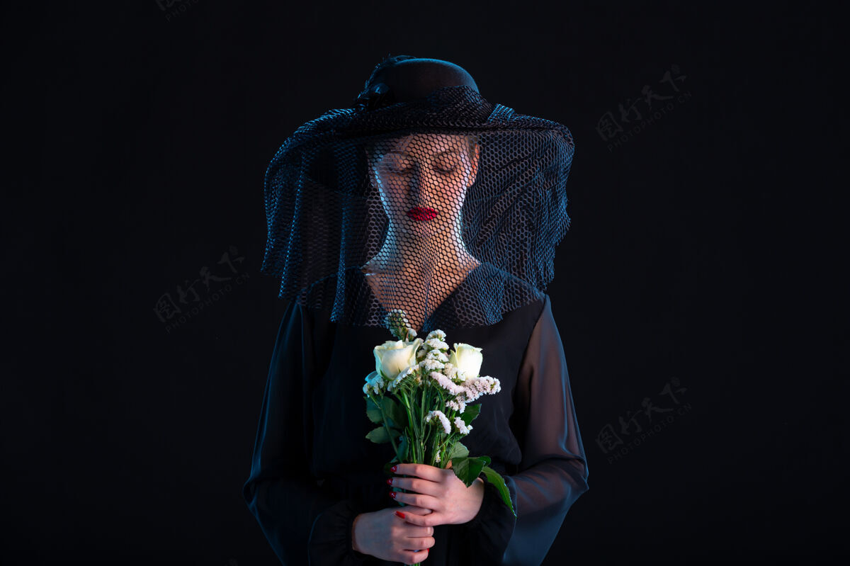 葬礼哀伤的女子穿着全黑的衣服 在黑色的葬礼上带着鲜花 悲伤地死去悲伤X光夹克