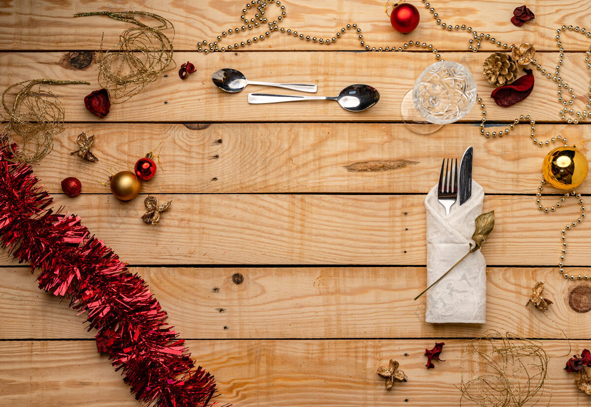装饰品木制圣诞背景上餐具的俯视图盒子装饰硬木