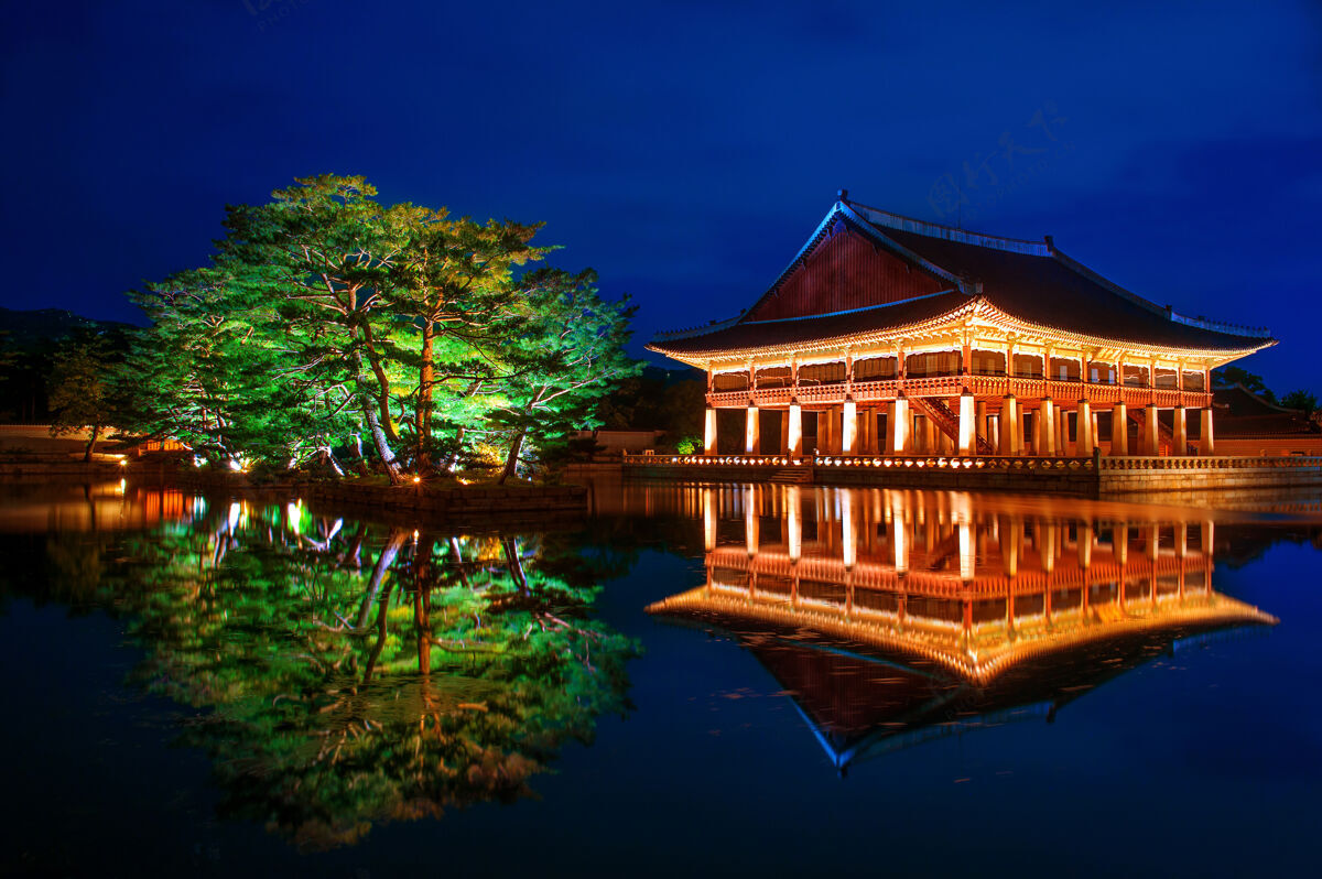 城市晚上在韩国首尔的庆功宫五颜六色地标堡垒