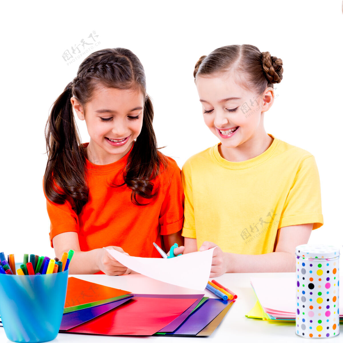 手工艺两个可爱的小女孩的肖像在彩色t恤剪纸板-隔离在白色女孩学校衬衫
