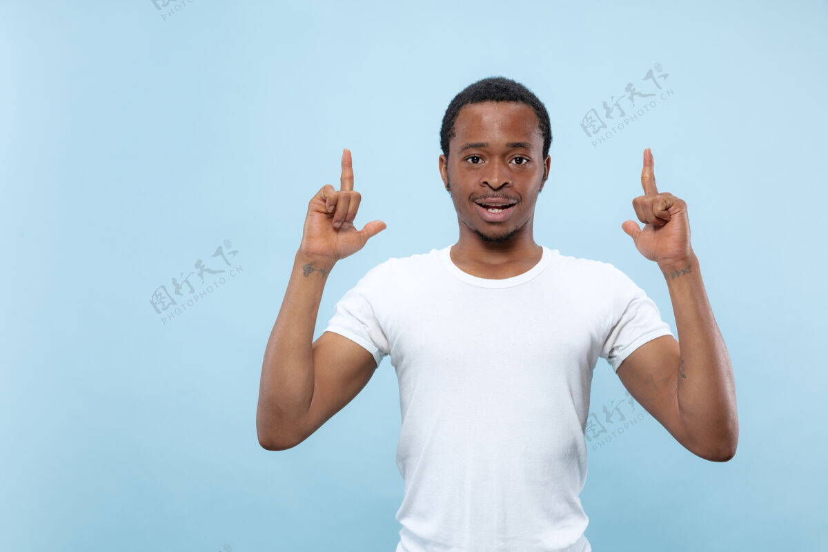 手穿着白衬衫的非洲裔美国年轻人的特写肖像展示空酒吧 指向 选择 邀请非洲人顺序显示