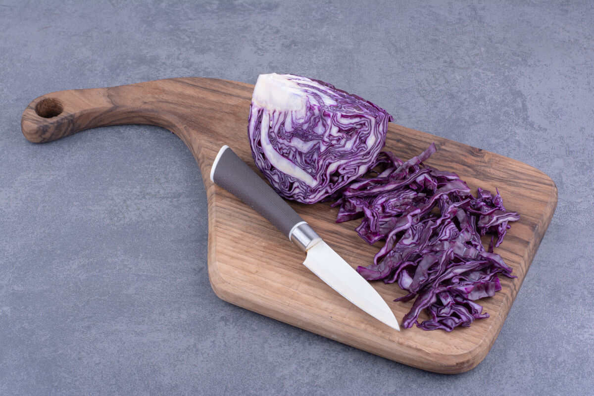 乡村在木盘上切碎紫色卷心菜清淡质量碎
