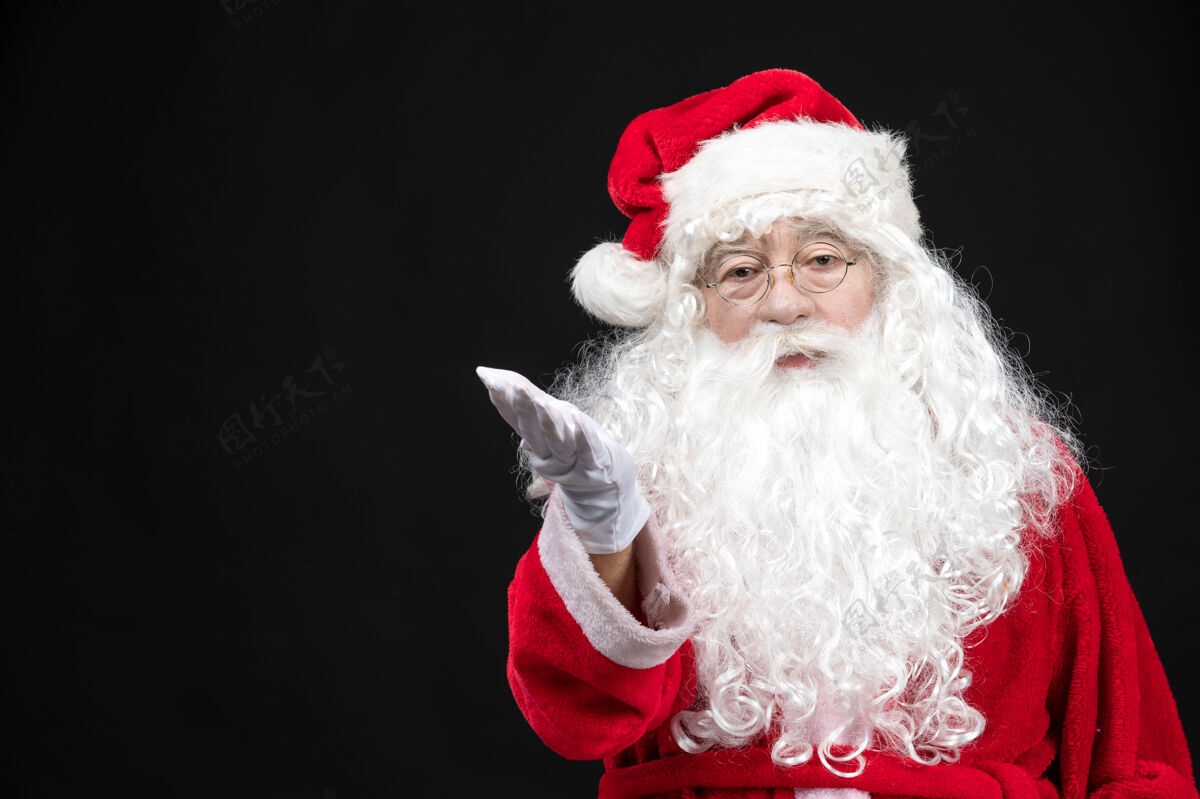 经典圣诞老人穿着经典的红色套装 黑墙上留着白胡子的正面图庆祝冷圣诞老人