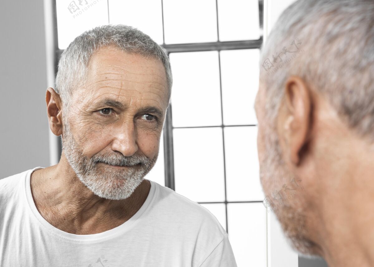 老年人近距离看镜子里的男人特写护理成人