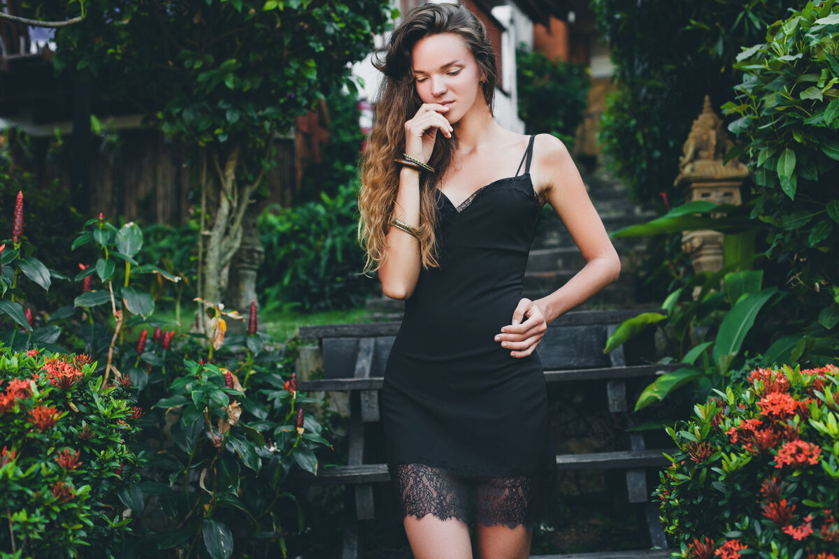 时尚热带花园里年轻漂亮性感的女人 在泰国度暑假 苗条瘦削的棕褐色身材 带蕾丝的小黑裙 自然的造型 感性的 放松的 魅力可爱户外