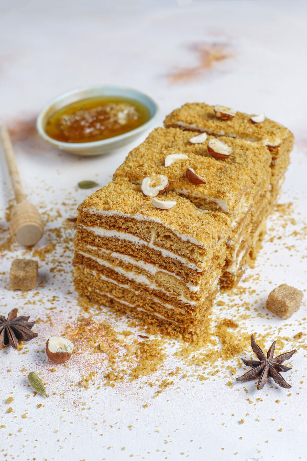 蛋糕甜甜的自制分层蜂蜜蛋糕加香料和坚果美味蜂蜜小吃