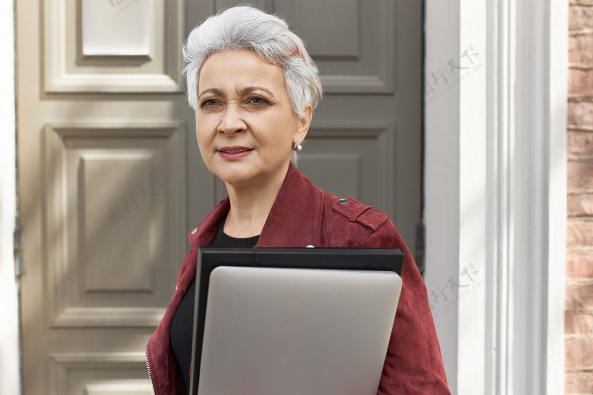 退休成功自信的中年房地产经理 时尚短发 手提笔记本电脑成功人士携带工作