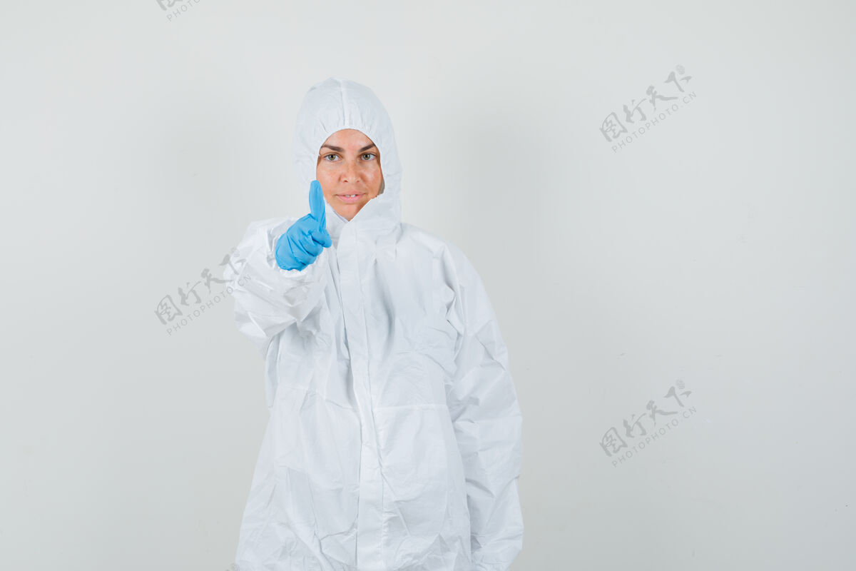 实验室女医生穿着防护服竖起大拇指成人病毒治疗