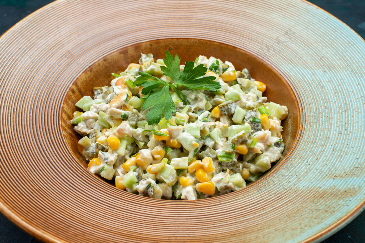 美味在深蓝色桌子上的盘子里 可以近距离看到美味的蔬菜沙拉蔬菜正面玉米