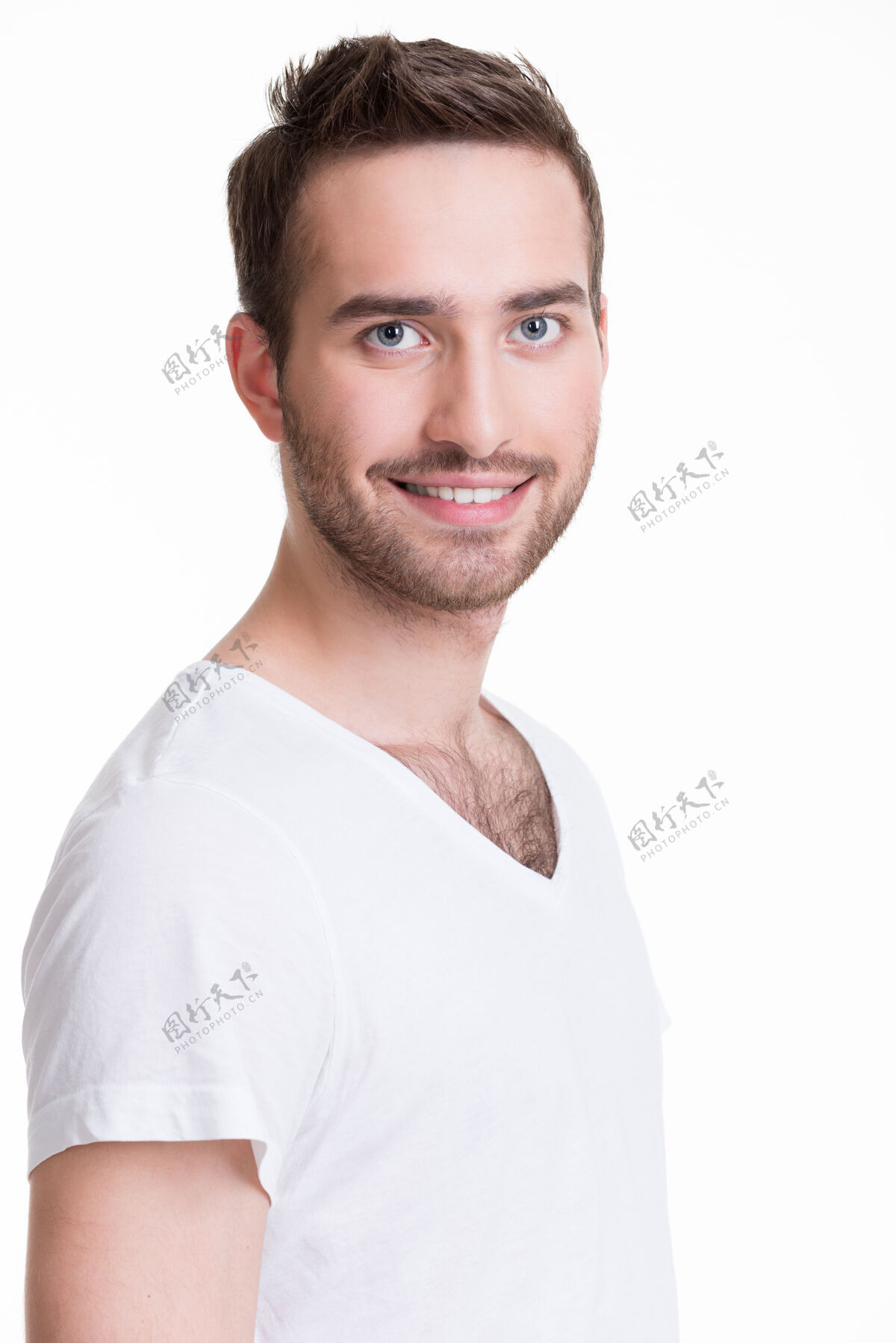 男微笑快乐的年轻人的肖像-孤立在白色男衬衫T恤