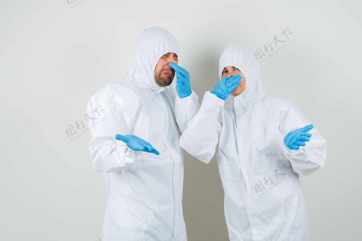 检查穿防护服的两个医生因气味难闻捏鼻子医生护理保健