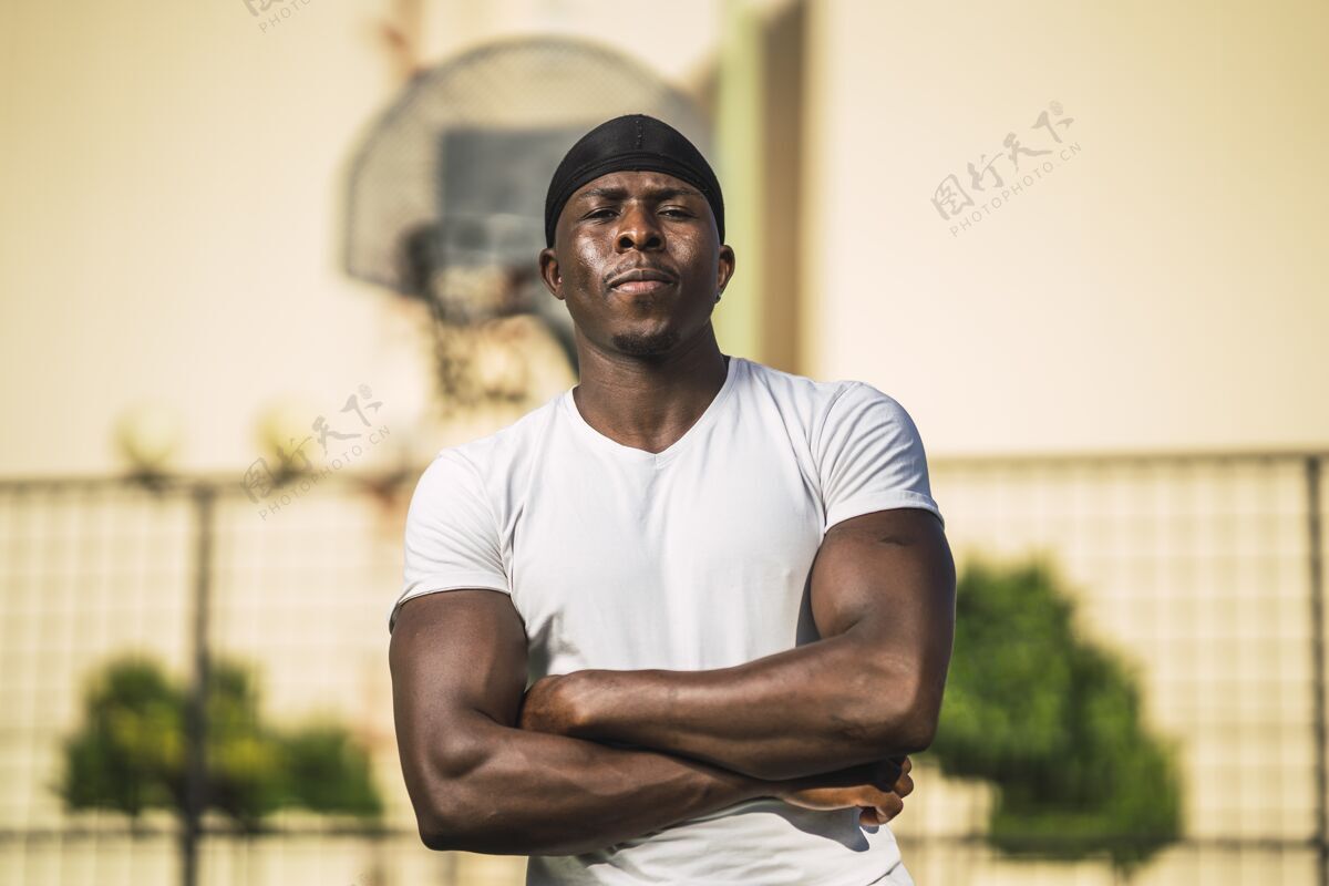 健康一个穿白衬衫 双臂交叉的非洲裔美国男性的浅焦镜头身体肌肉自信