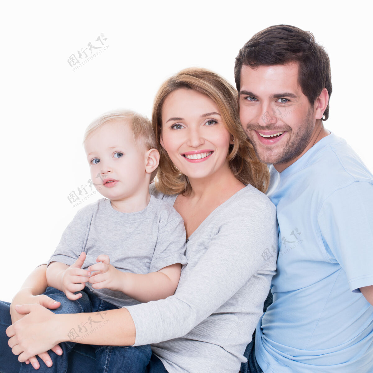 团结快乐的年轻父母与孩子的照片-孤立积极三夫妇