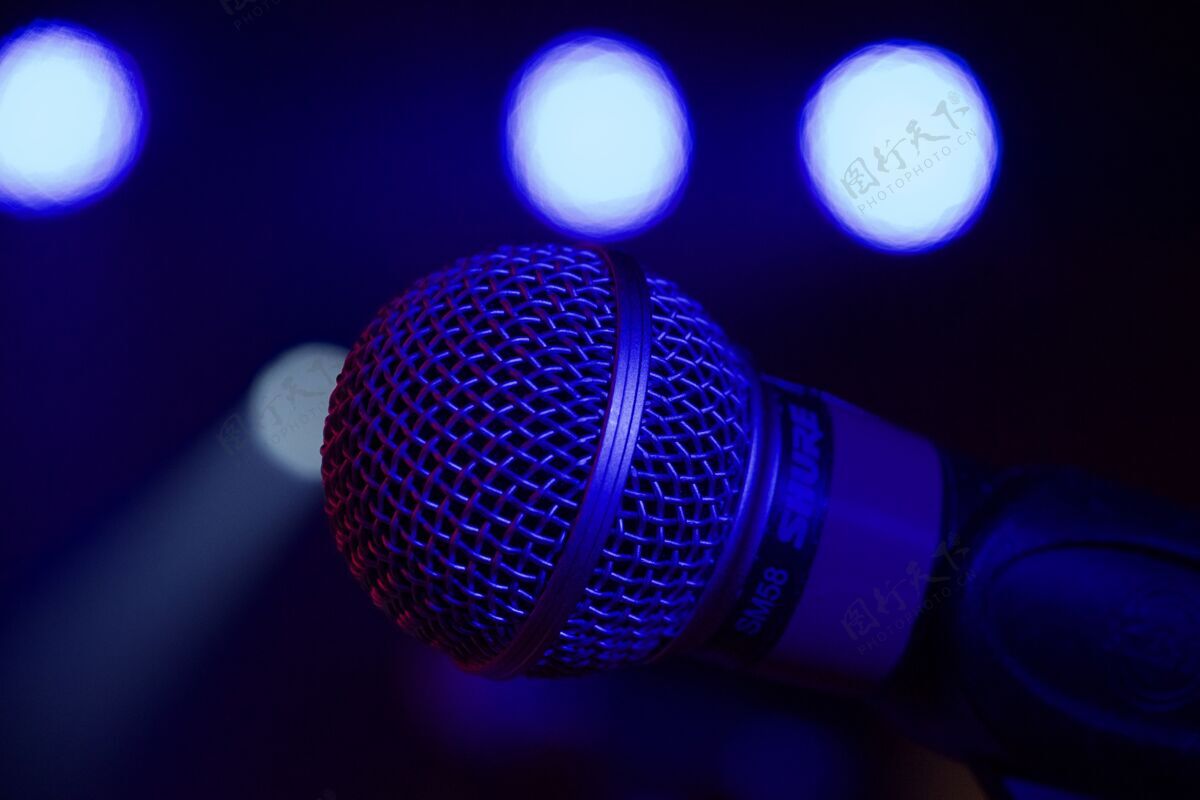 音频特写镜头的麦克风设置在舞台上 在一个活动与灯光的背景音乐家戏剧声音