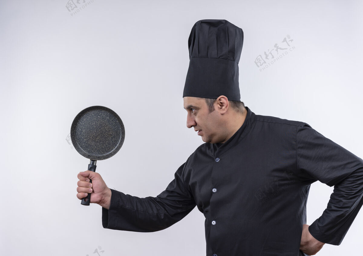 厨师站在剖面图中年男厨师身着厨师制服手持煎锅将手放在臀部与复印空间抱中年臀