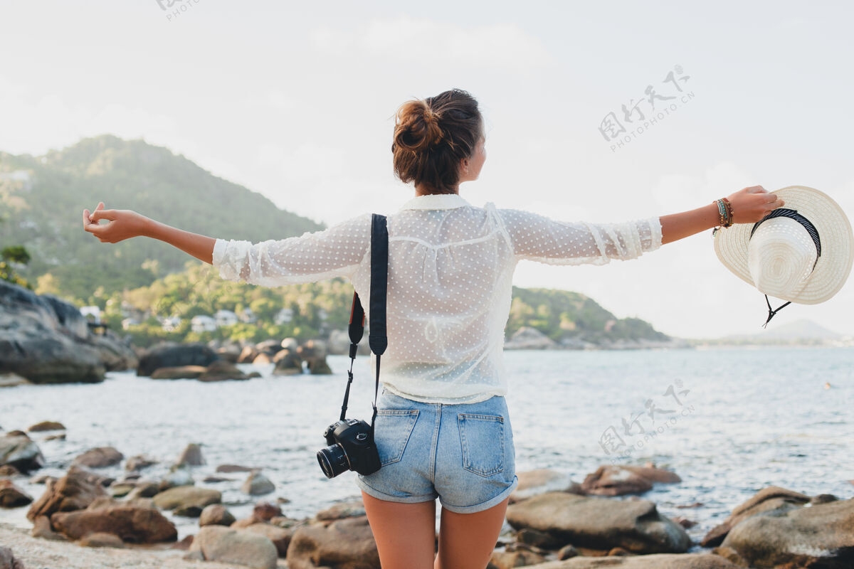 帽子在亚洲度暑假的年轻漂亮的时髦女人 在热带海滩上放松 数码相机 随意的波西米亚风格 海洋风景 苗条的棕褐色身体 独自旅行 自由女性休闲自由