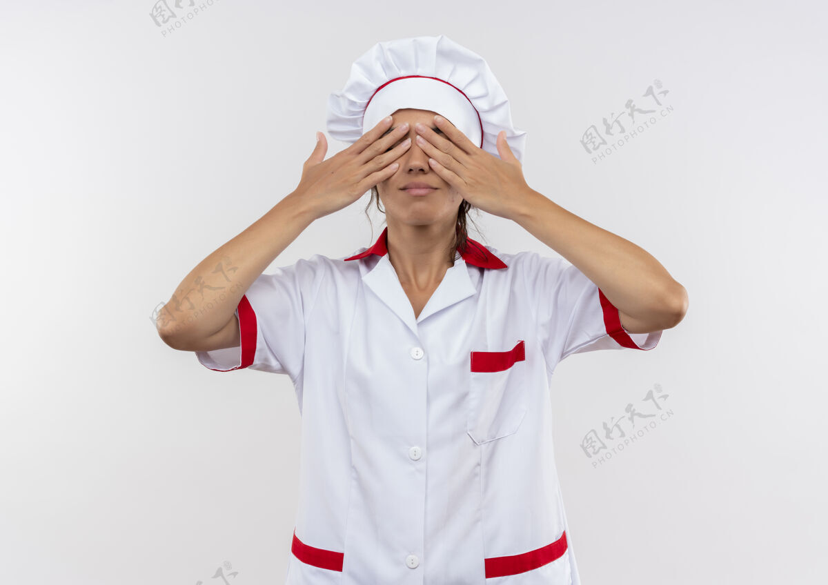 封面年轻的女厨师穿着厨师制服 用手捂着眼睛 留着复印空间穿着女制服