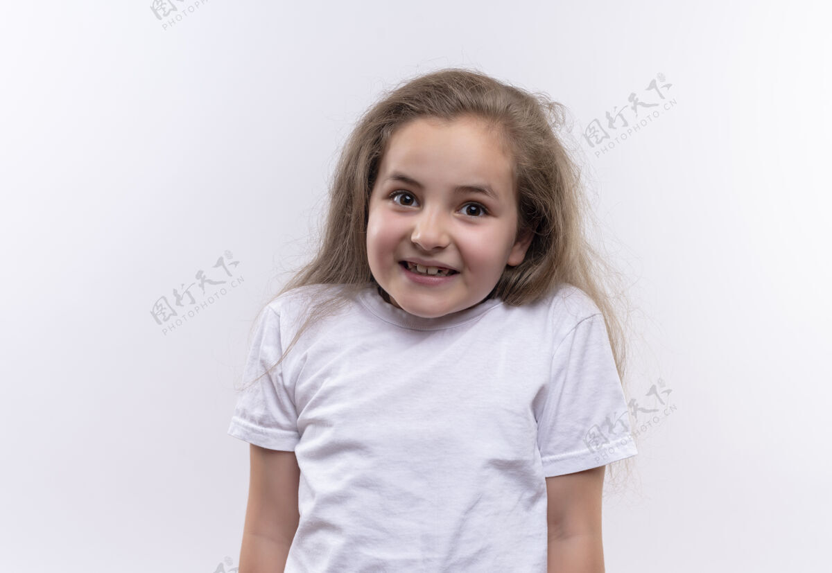白色微笑的小女孩穿着白色t恤在孤立的白色背景学校穿着微笑