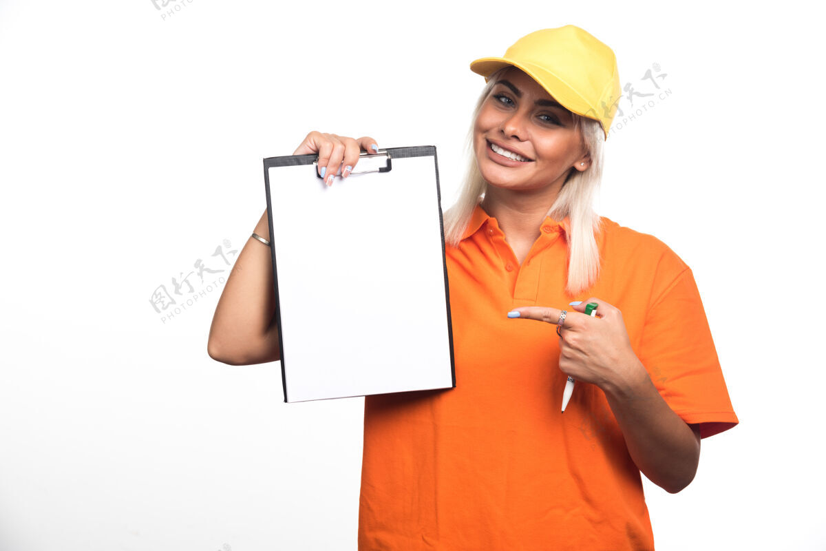 送货女快递员拿着白色背景的笔指着空笔记本高质量的照片外卖快递女