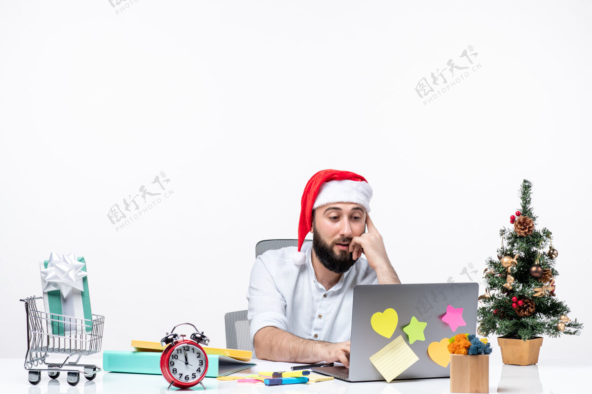 专业年轻忙碌开朗的商人在办公室庆祝新年或圣诞节独自在白色背景下工作开朗微笑工作