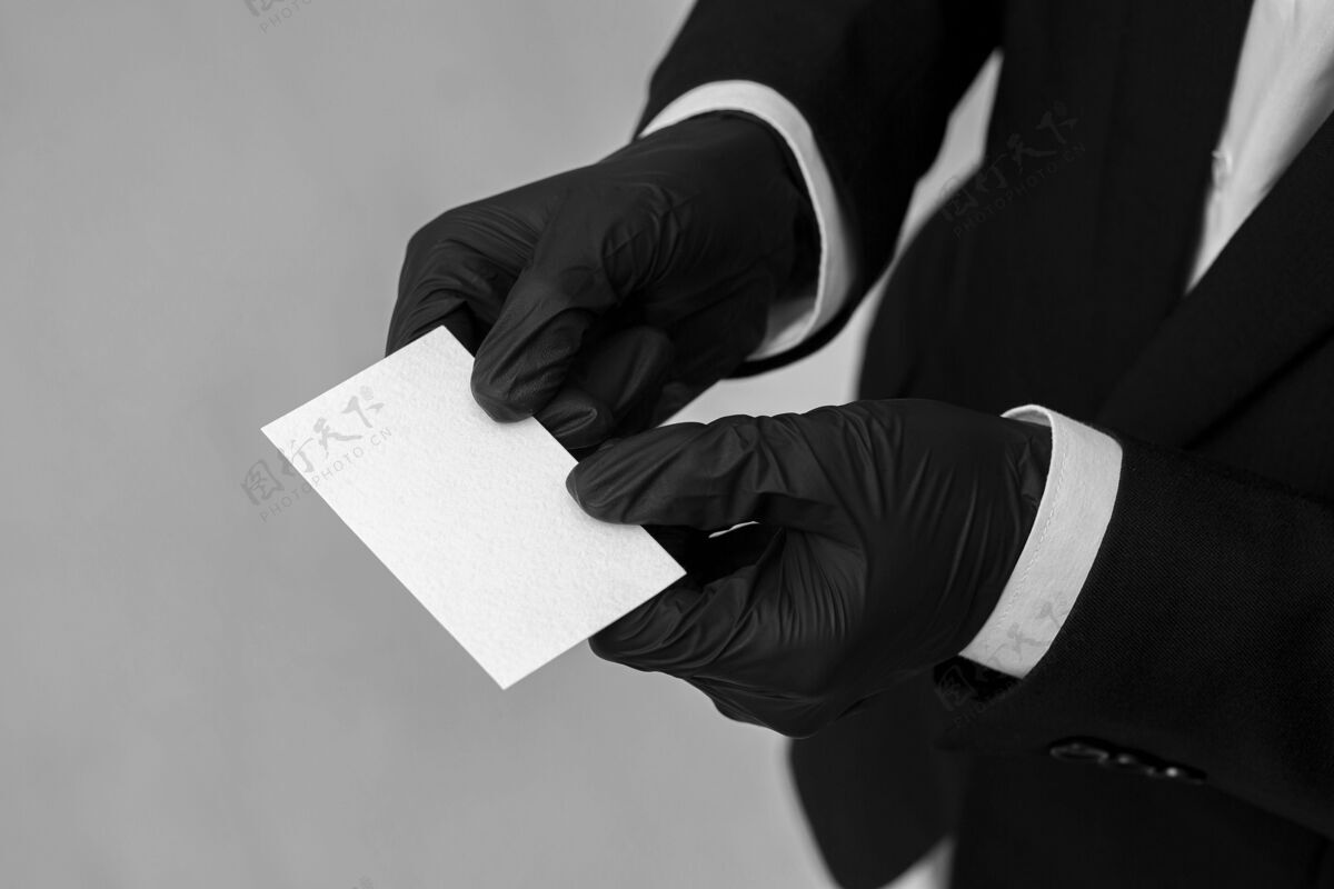 名片戴着手套拿着名片模型的男人品牌数据访问