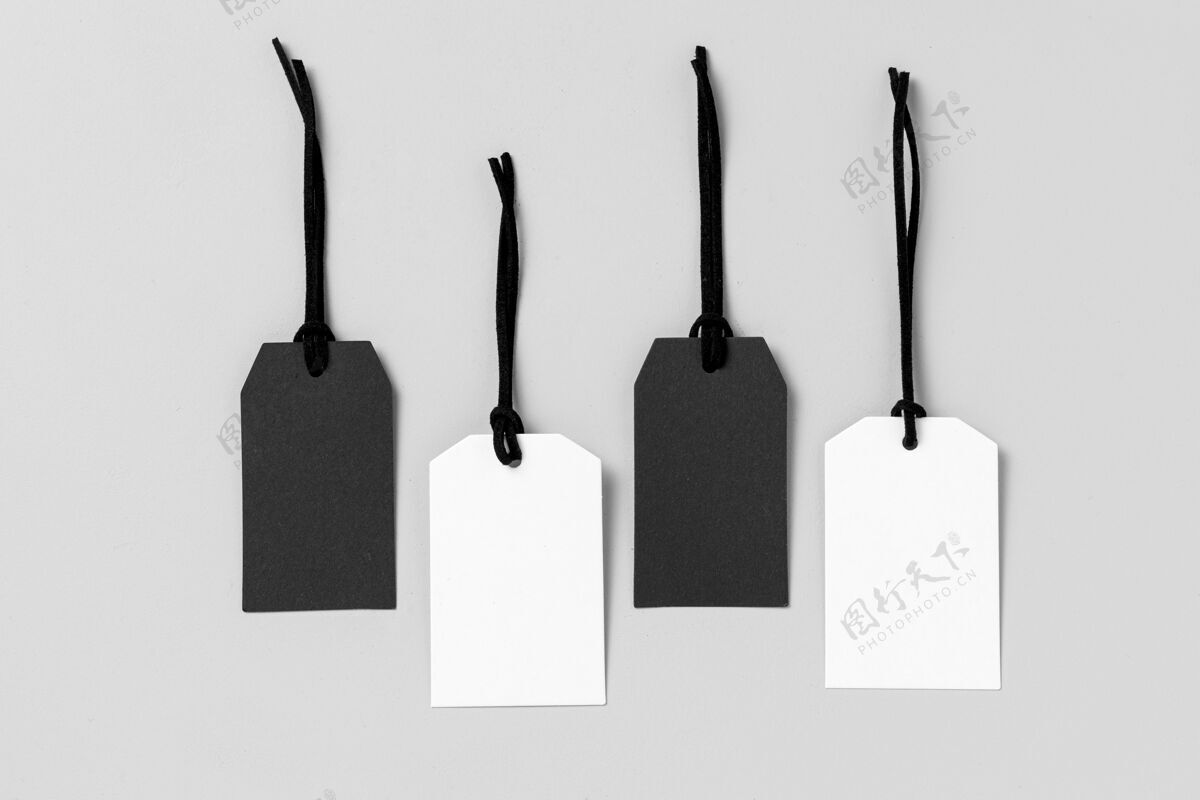 折扣黑白服装标签的模型安排悬挂纸张纸板
