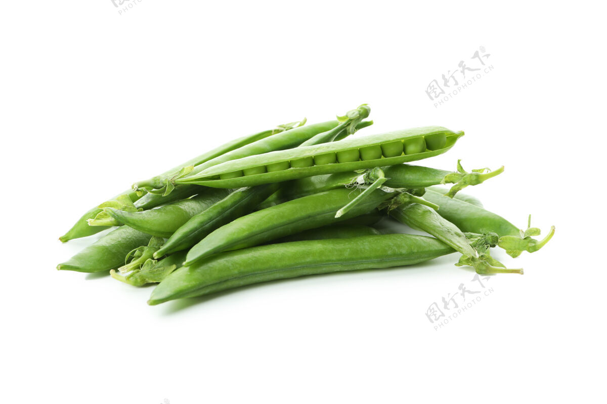 配料新鲜绿豌豆隔离在白色产品有机健康