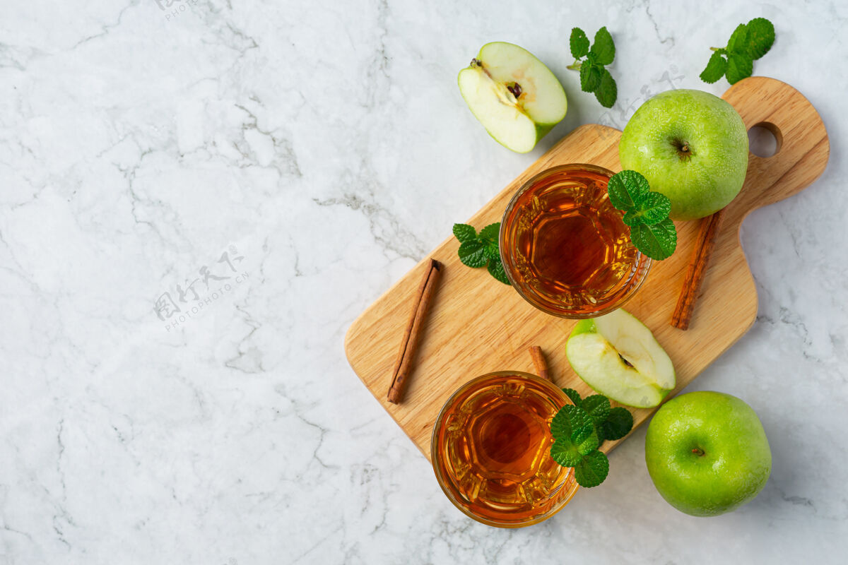 颜色在新鲜的青苹果旁边放一杯青苹果健康茶液体生菜苹果