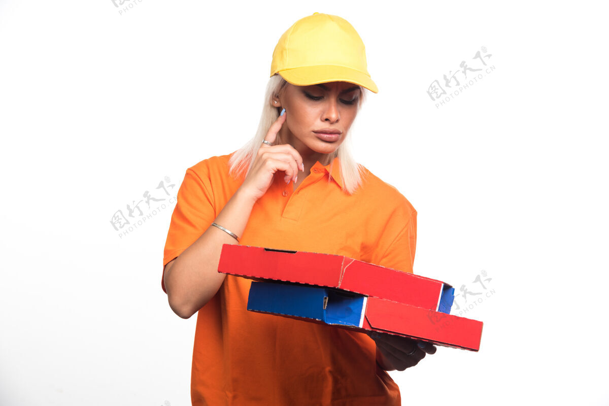 披萨送比萨饼的女人拿着白色背景的比萨饼看着他们高质量的照片成人用餐手