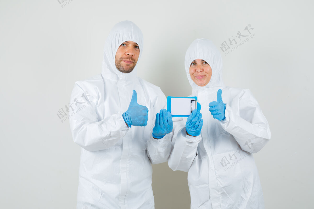 医院两个医生穿着防护服 戴着手套拿着迷你剪贴板成人医生防护