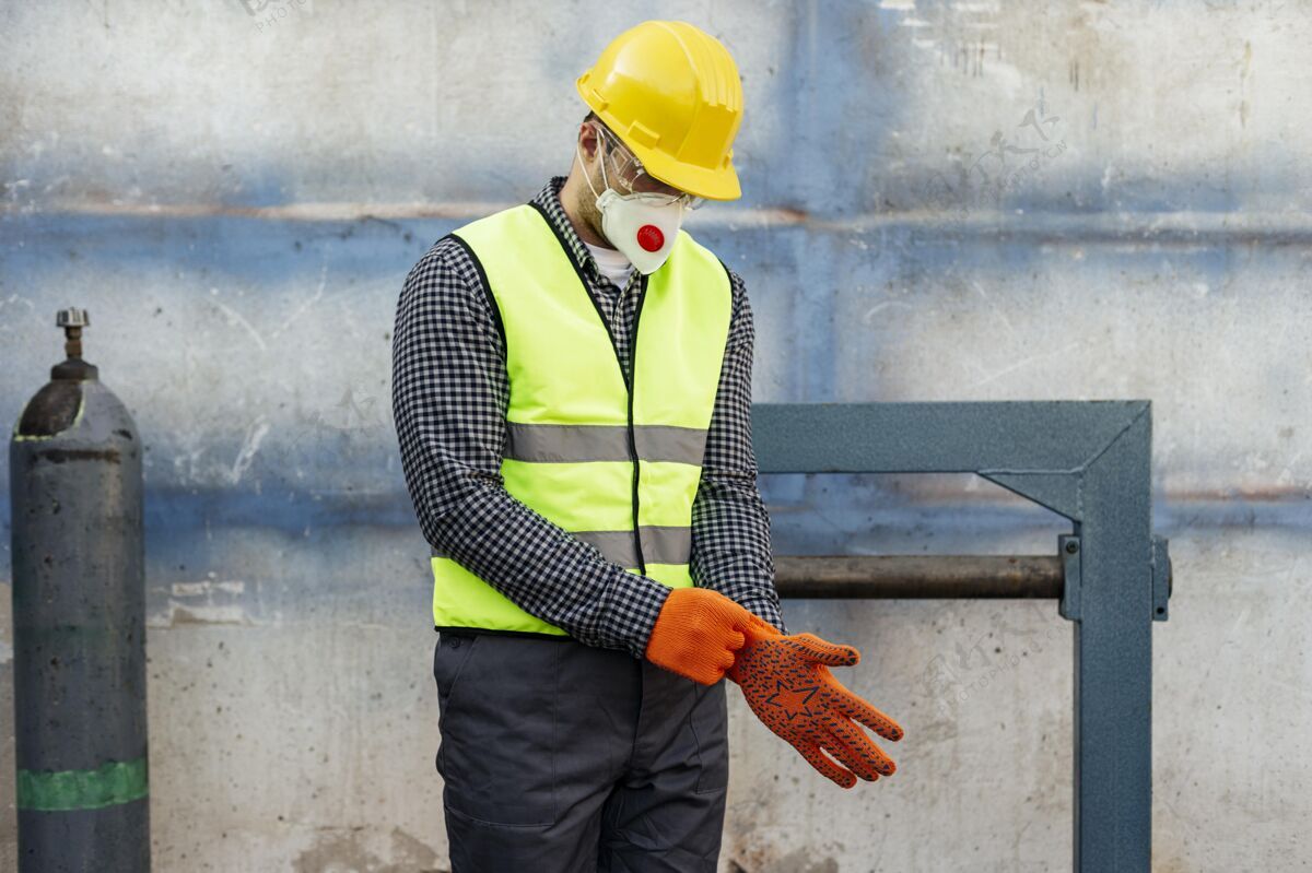 职业戴安全帽戴防护手套的工人正面图工作防护面罩工作
