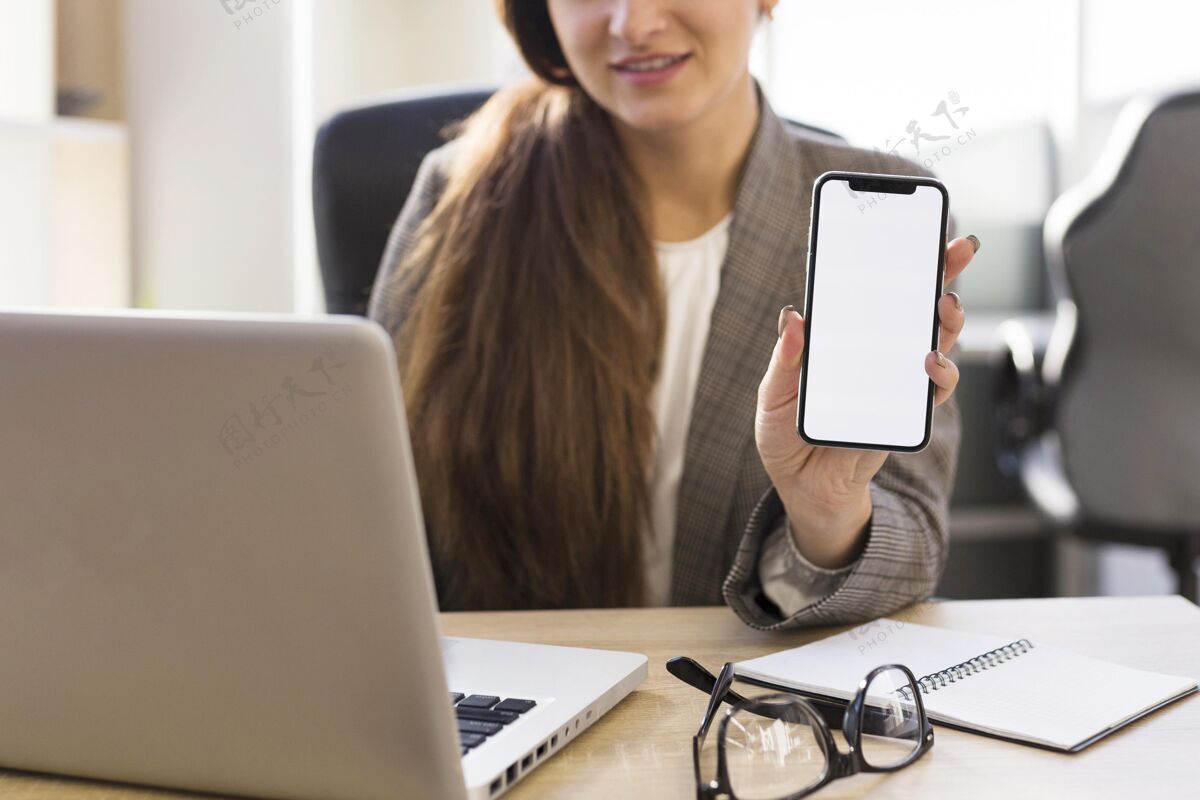 连接年轻女子在工作时展示她的手机屏幕模型技术Up网络