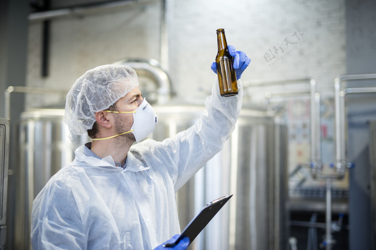 钢铁技术员检查啤酒厂的啤酒质量工业酿酒厂罐