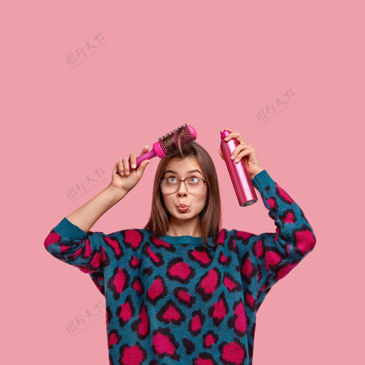 抱着性感美发师的照片整理头发 梳头冰箱 使用刷子 参观美发沙龙 穿着休闲装沙龙发型眼镜