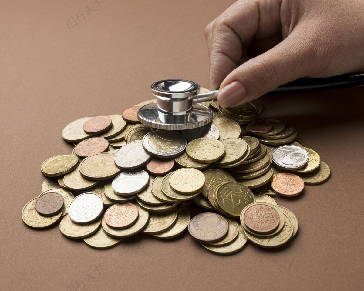 统计一堆硬币和一个用听诊器的人营销投资经济