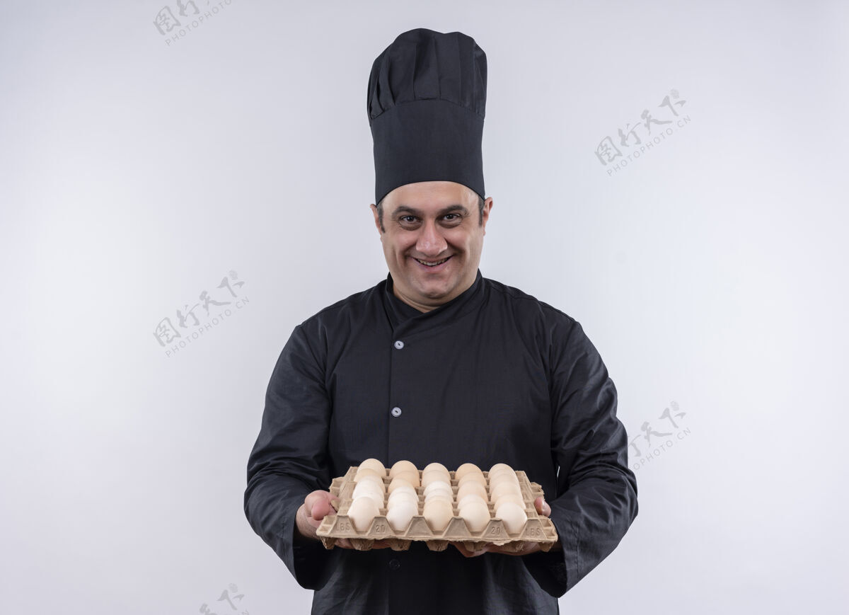 批微笑的中年男厨师身着厨师制服 拿着一批鸡蛋对着镜头摆出复印空间厨师男性鸡蛋