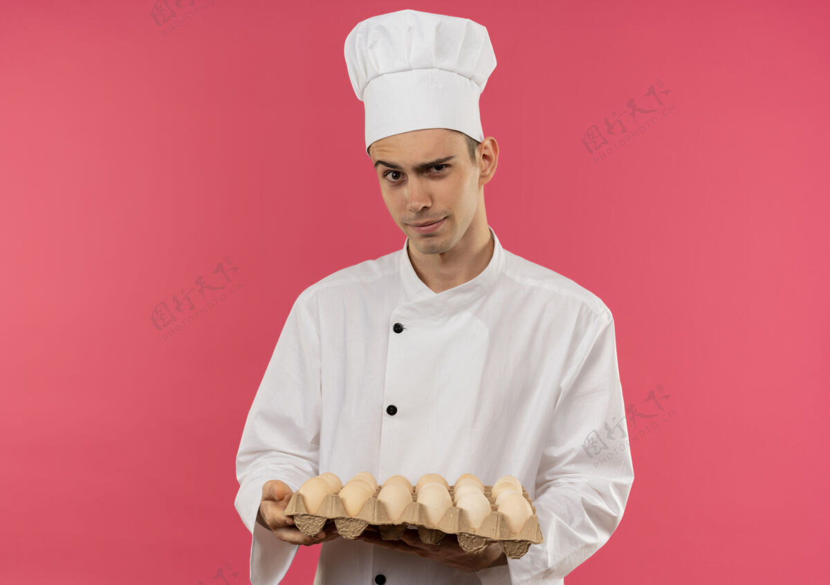 批想着年轻的男厨师穿着厨师制服拿着一批鸡蛋厨师鸡蛋思维