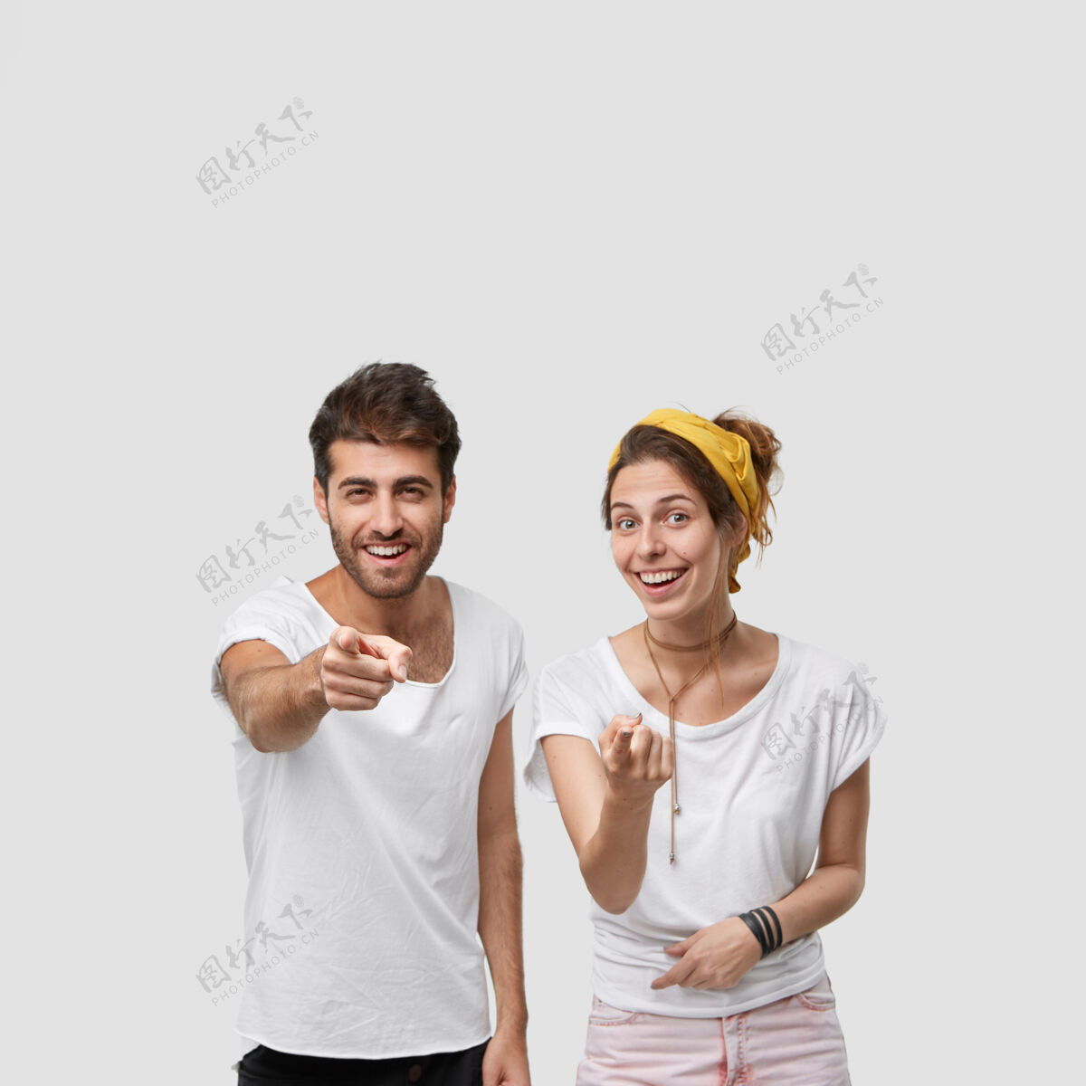 兄弟高兴的白种女人和男人点 重点放在手上 展示一些积极的东西男性服装头带