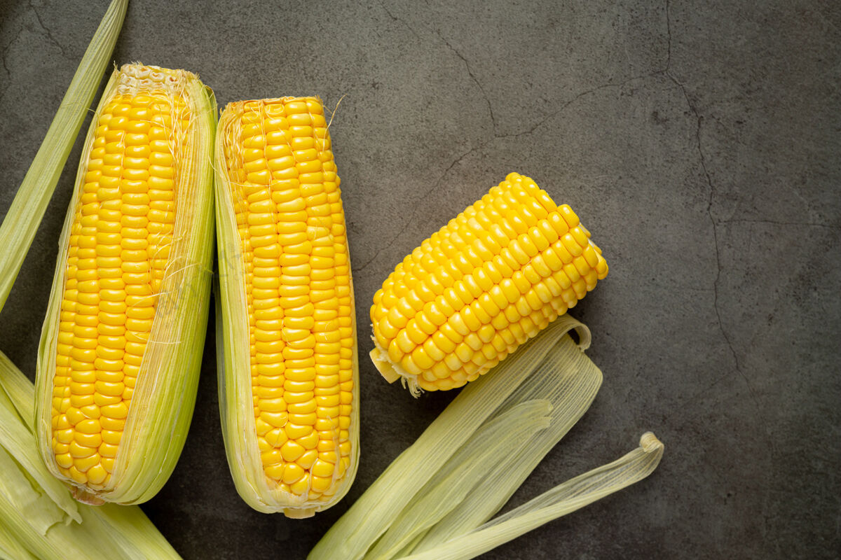 作物特写新鲜玉米即食美味草药开胃
