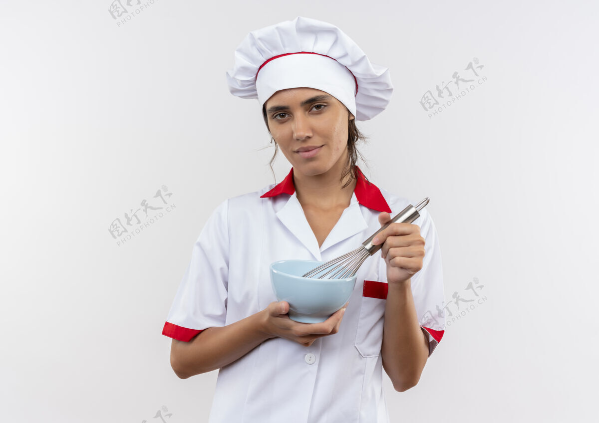 厨师年轻的女厨师穿着厨师制服 拿着搅拌器和碗 站在隔离的白色墙壁上 留有复印空间碗厨师年轻