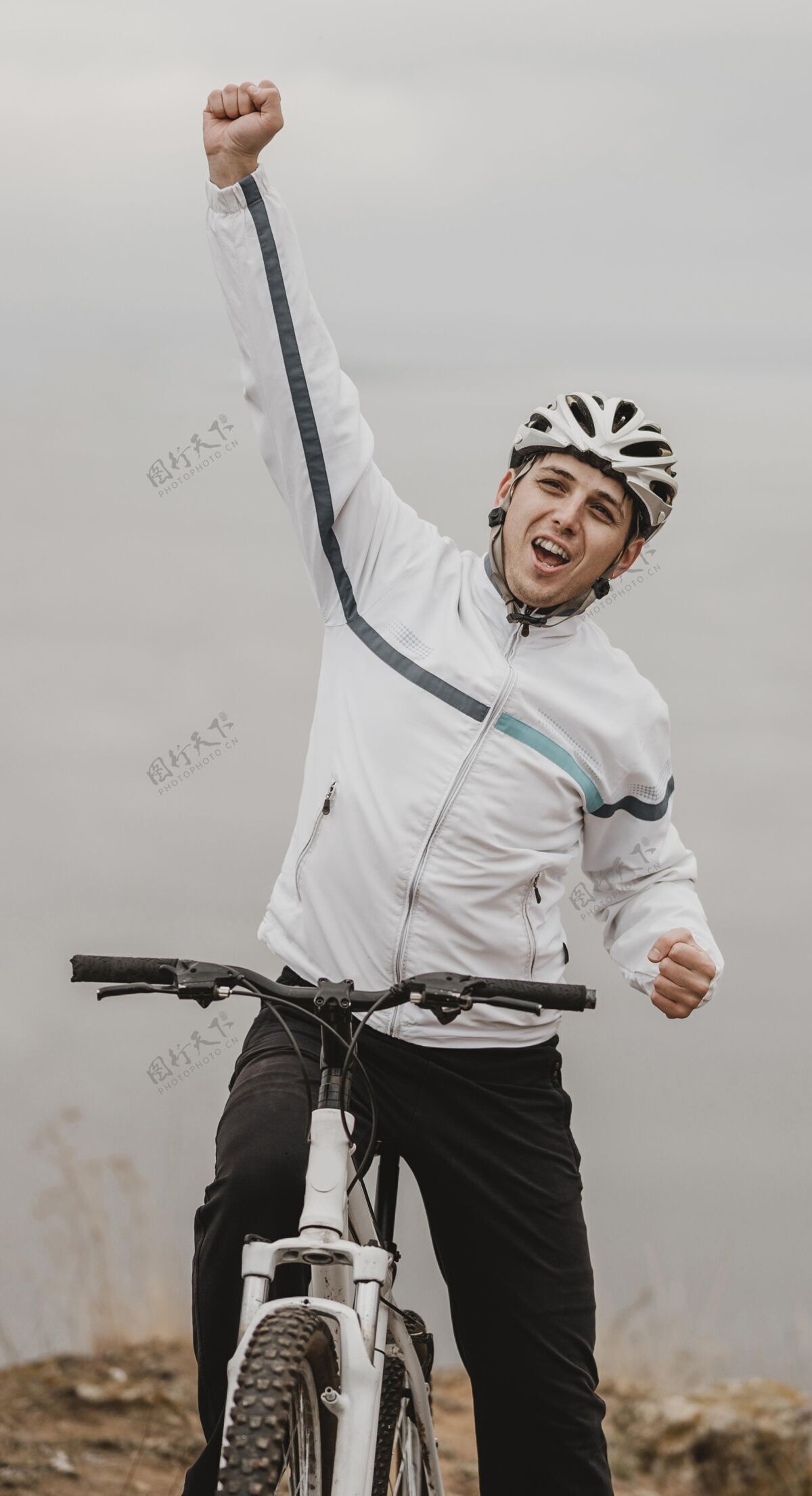 自行车男子骑山地车专用设备娱乐骑自行车者运动