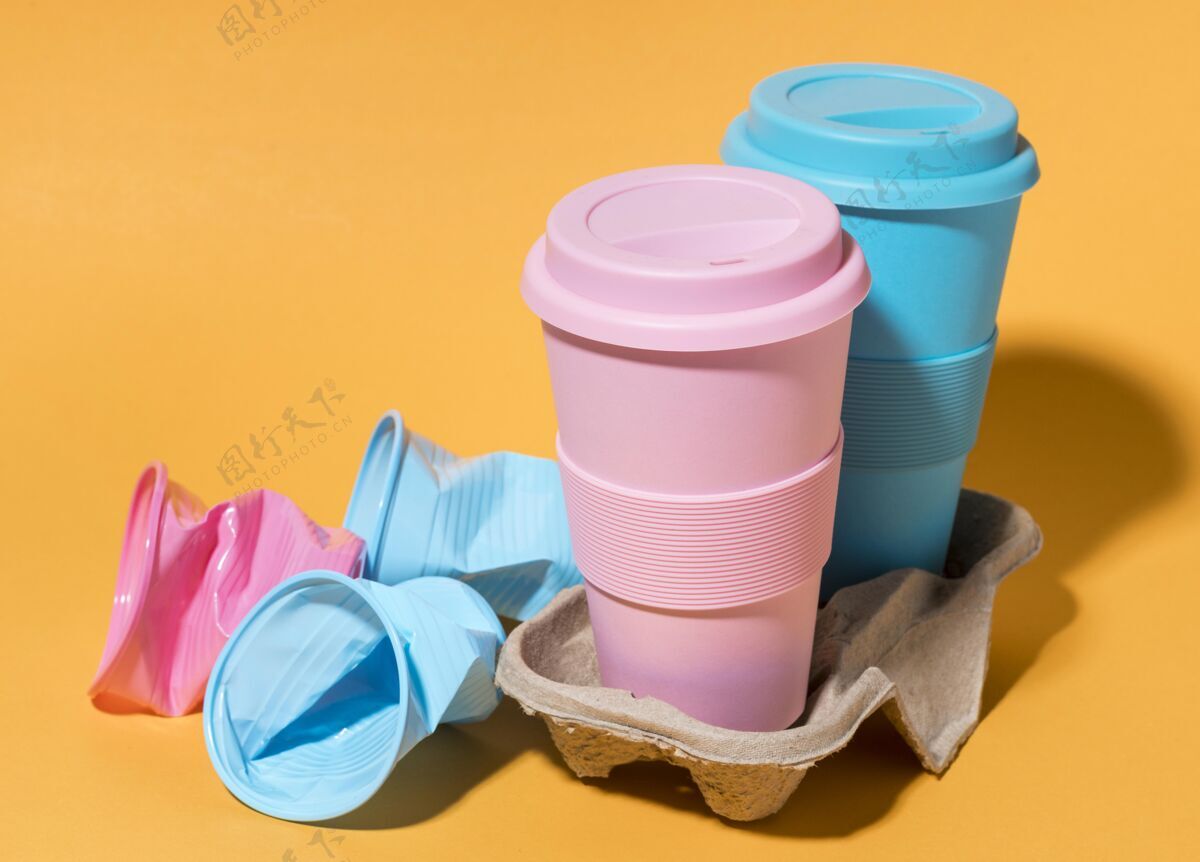 饮料五颜六色的可重复使用的杯子放在桌子上环保环保可重复使用