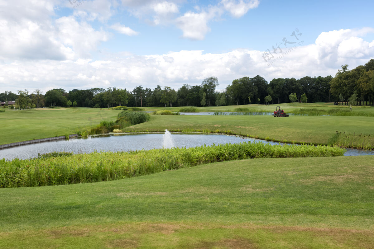 空在阳光明媚的日子 高尔夫球场上有一个美丽的池塘运动球场景观