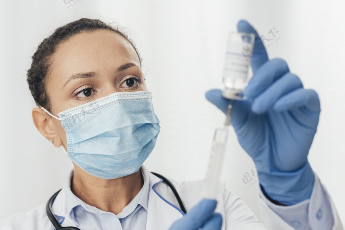 医疗用注射器和血清接近医生外科口罩健康生活方式